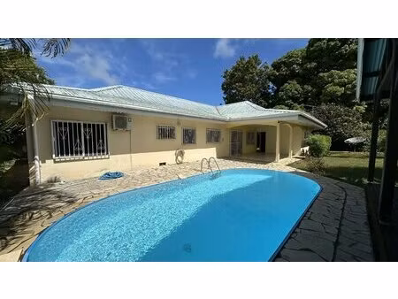 exclusivité – votre villa t5 avec piscine dans un quartier calme et proche de toutes les c