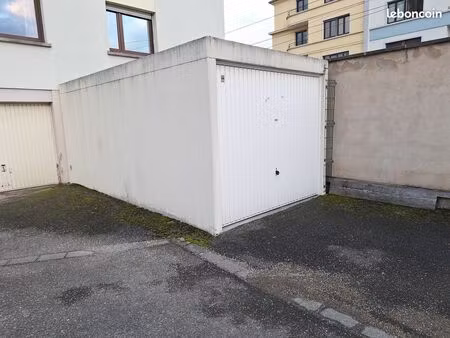 garage dans une cour fermee neudorf
