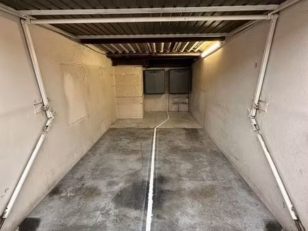 garage / box fermé loué – idéal investisseur ou stockage