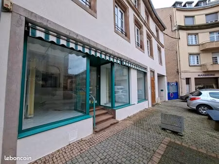 local avec vitrines  bien situé