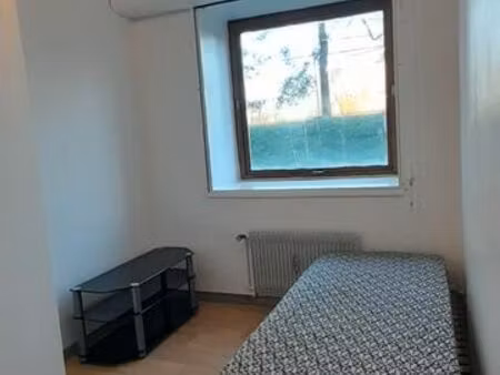 studette dans résidence de standing