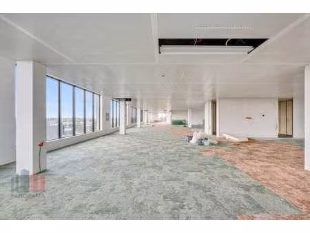 3 528 m² de bureaux haut de gamme nouvellement construits...