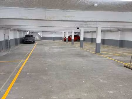 10x parkings spacieux auto moto vélo