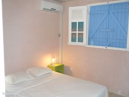 à louer – f2 meublé avec jardin – le diamant (martinique)