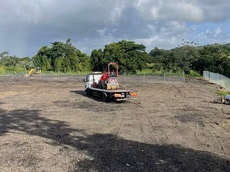 terrain de 1690 m² avec bureau à 4km de l’aéroport