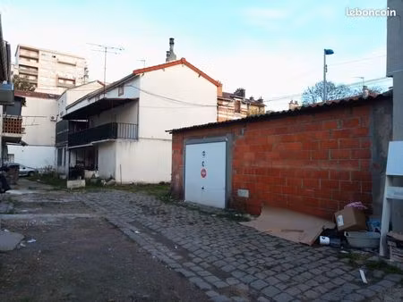 box de stockage avec terrain