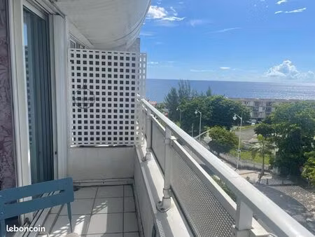 t2 duplex meublé – balcon vue mer + parking – basse-terre centre