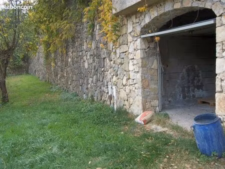 2 locaux sur grand terrain