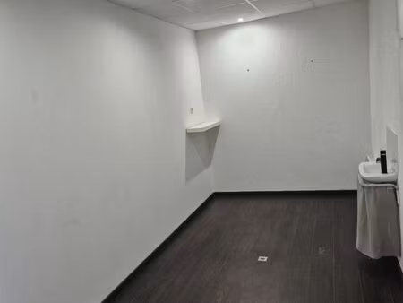 local 25m2 au centre de fronton