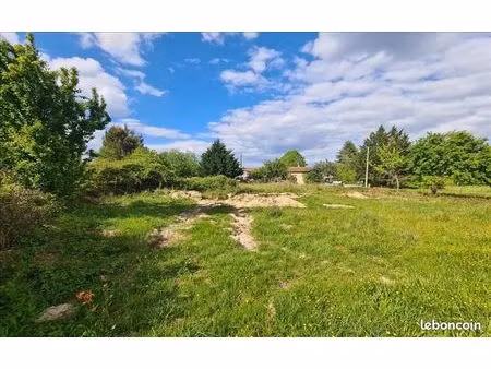terrain 1 047 m² le fouilloux