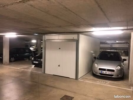 grand box/ garage fermé ( 5min de l’aéroport)