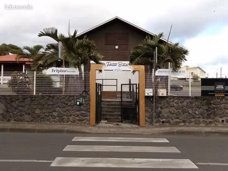 local commercial ou professionnel  1 bureau privé dans une maison de 83 m²  parkings privé