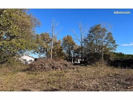 terrain 778 m² muret