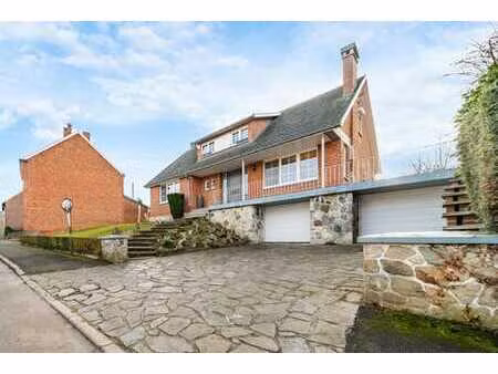 villa 4f  poss 4 à 6 ch  fort potentiel  2 garages à crisnée