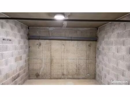 garage box fermé . 15m² . prise électrique
