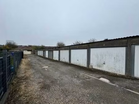 complexe de garages comprenant 14 boxes fermés