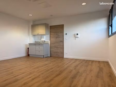 local professionnel - parking privé - accès pmr