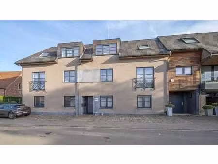 bel appartement au rez avec grande terrasse et jardin commun