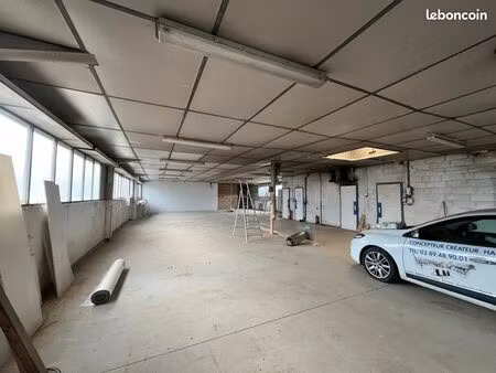 local professionnel dans zone industrielle