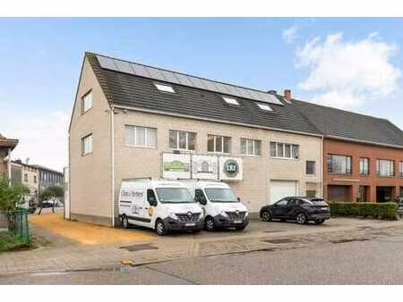 maison avec espace bureau et un immense entrepôt