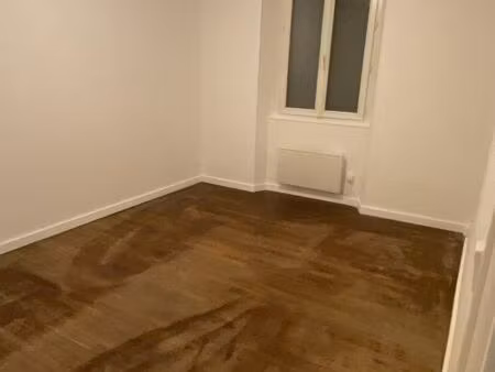 location t2 en plein centre ville de chateaurenard