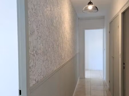 t4 avec balcon  tram et commerces à proximité