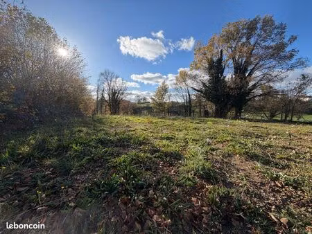 terrain constructible viabilisé 867 m2 arpajon sur cère