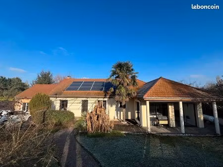 maison 4 faces de plain pied 10 pièces 171 m² panneaux solaires jacuzzi