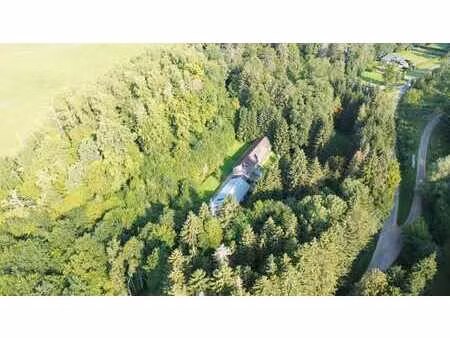 superbe propriété avec dépendances située en pleine nature