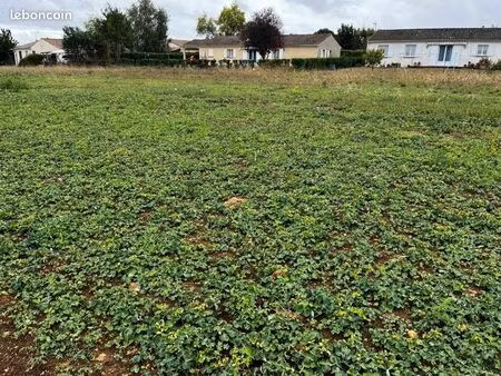 terrain 750 m² pons