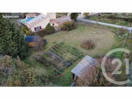 terrain 1 300 m² trets