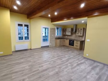 maison appartement rénovée 3 chambres  balcon  stationnement  village calme proche de lour