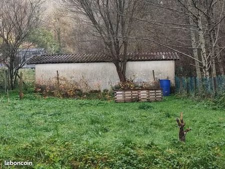 vends bâtiment à 3 kilomètres de laroin