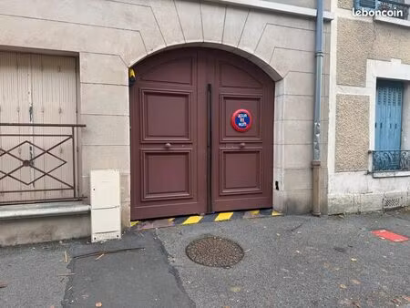 place de parking securisée 2min du rer a e ligne j et tramaw