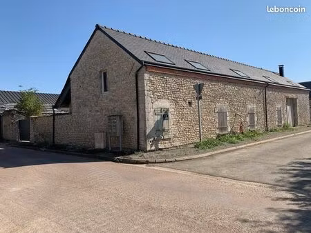 belle longère en pierres apparentes à aménager