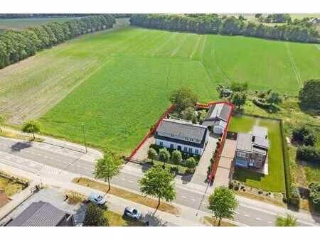 maison de soins spacieuse avec kangourou et entrepôt à vendr