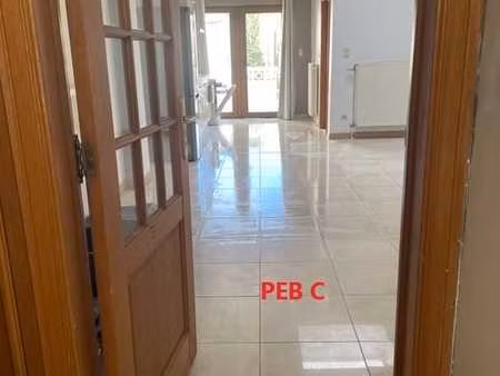 charmante maison 2 façades idéalement située.