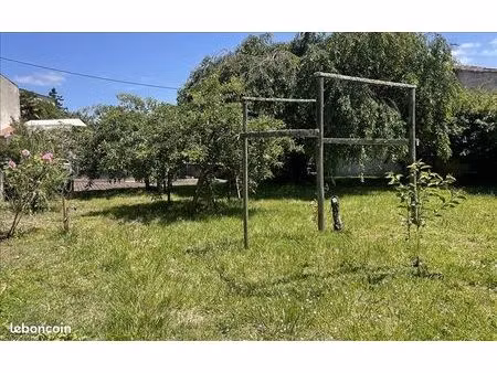 terrain 778 m² saintes