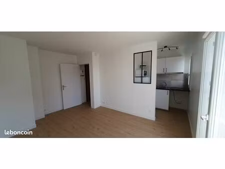 studio très lumineux  calme  refait à neuf et parking extérieur  au pied des commerces et 