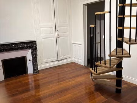 f3 dans maison + petit jardin clôturé