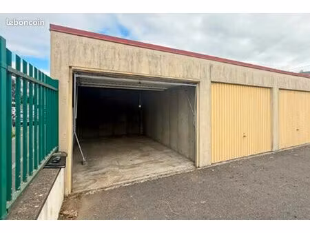 box fermé 13m² chantilly - proche gare (9 min à pied)