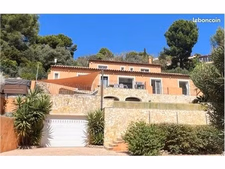 maison de caractère dans son espace de verdure