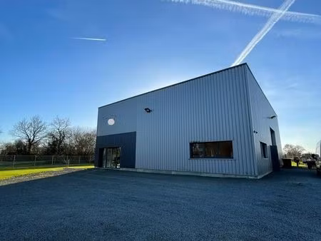 bâtiment industriel avec bureaux