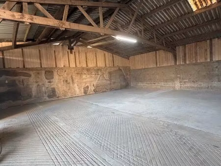 à louer grand box de stockage / local commercial / hivernage