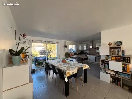 maison récente avec jardin et arbres fruitiers – dpe a – panneaux photovoltaïques – proche