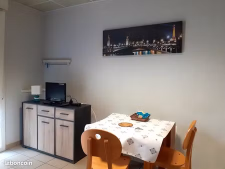 location studio meublé avec place de parking