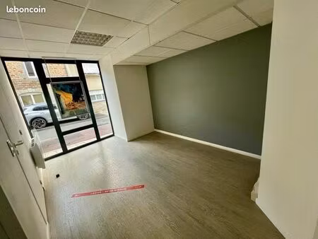 local avec 2 bureaux privatifs avec espaces communs