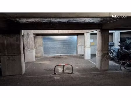 grand box / local + place de parking