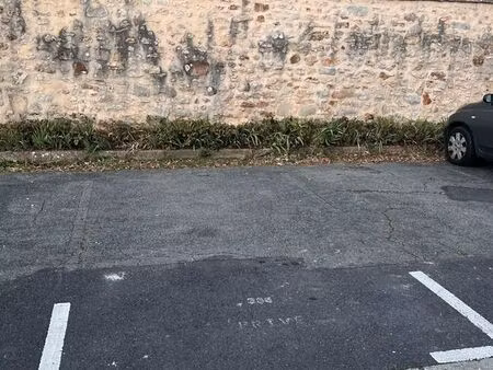 place de parking vert-saint-denis