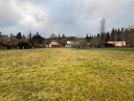 terrain 2 180 m² savignac les eglises